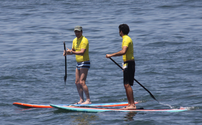 Marcelo Serrado pratica stand up paddle com um amigo no Rio