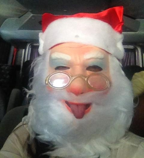 Ivete Sangalo põe máscara de Papai Noel e brinca: “Quem será?”