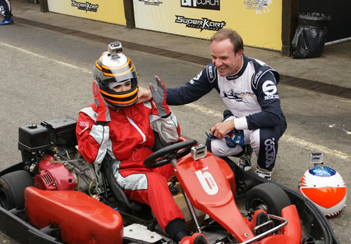 Luciana Gimenez anda de kart com Rubens Barrichello