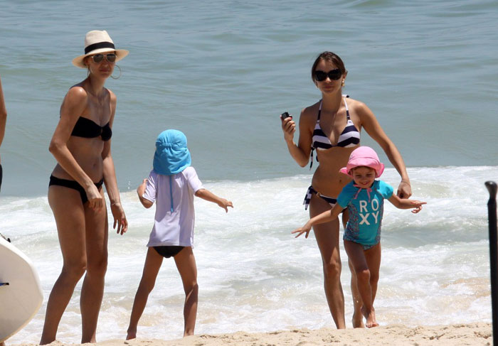 Top Michele Alves leva os filhos à praia no Rio