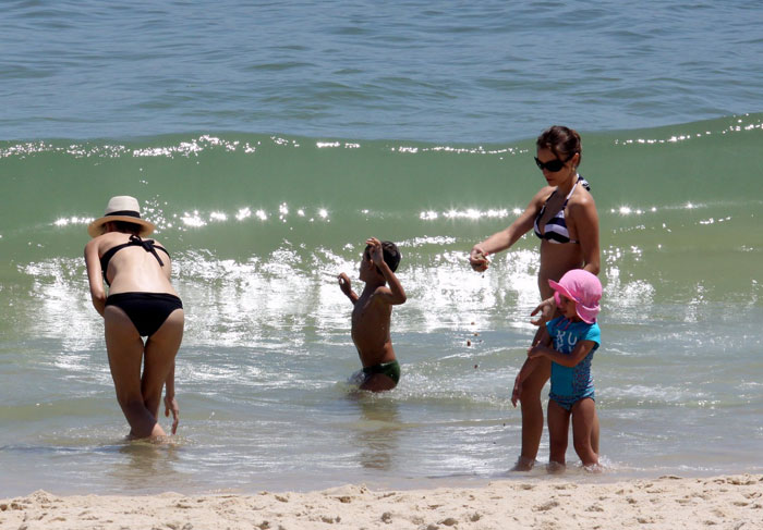 Top Michele Alves leva os filhos à praia no Rio