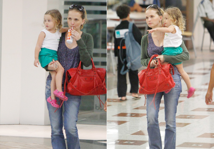 Fernanda Rodrigues passeia com a filha em shopping no Rio