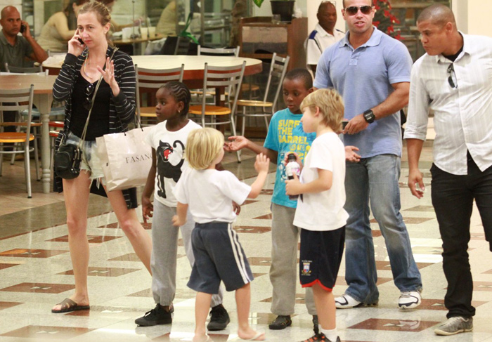 Filhos de Madonna e Luciano Huck vão juntos a shopping no Rio