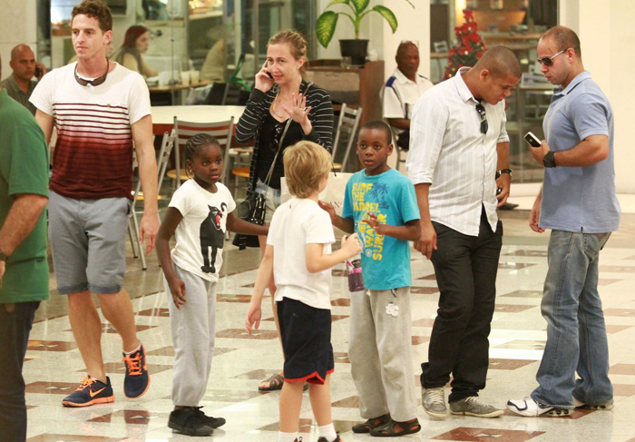 Filhos de Madonna e Luciano Huck vão juntos a shopping no Rio