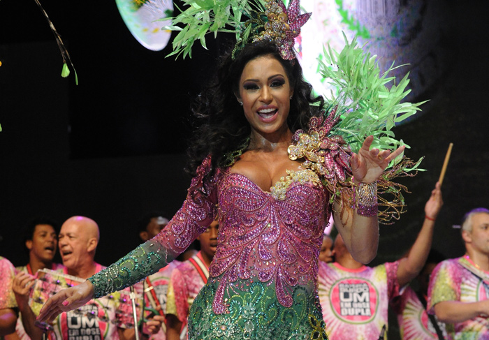Cris Viana e Sabrina Sato gravam vinheta de Carnaval da Globo