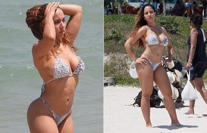 Mulher Melão tira fotos com fãs em praia no Rio