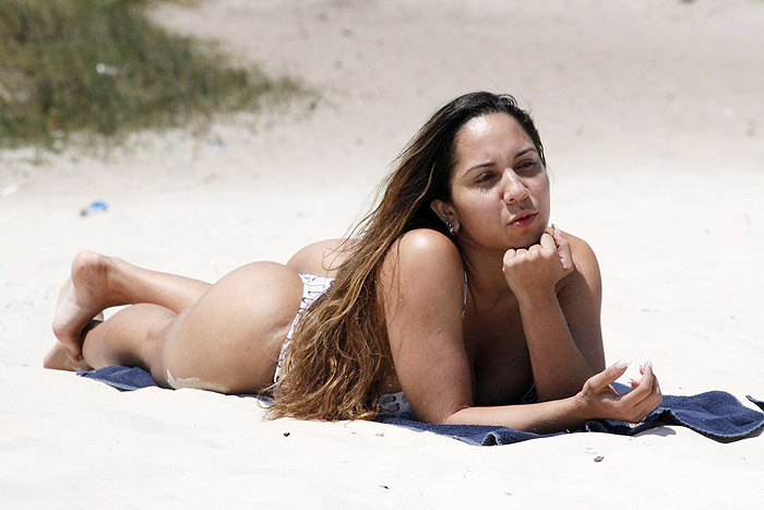 Mulher Melão tira fotos com fãs em praia no Rio