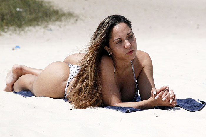 Mulher Melão tira fotos com fãs em praia no Rio. Veja as Fotos