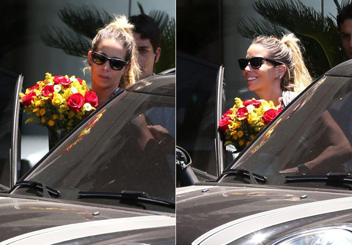 Danielle Winits recebe buquê de flores em hotel no Rio