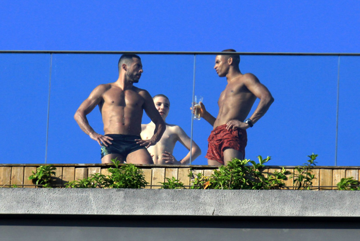 Namorado e filho de Madonna curtem piscina no Rio de Janeiro