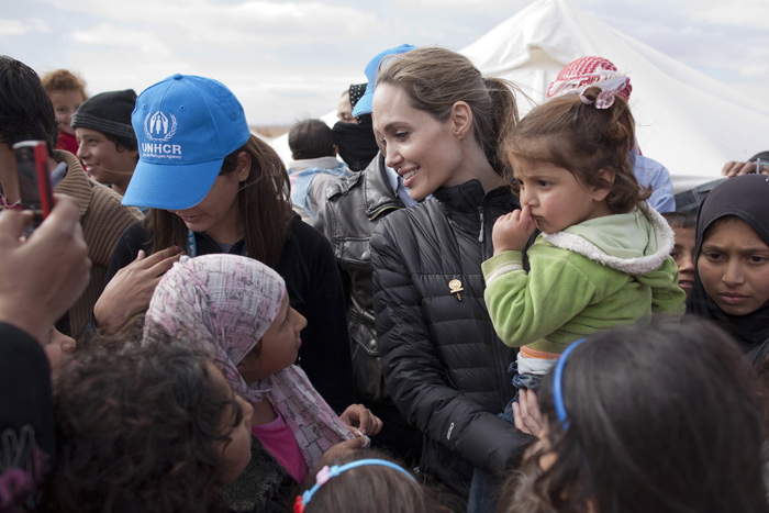 Angelina Jolie encontra refugiados na Jordânia