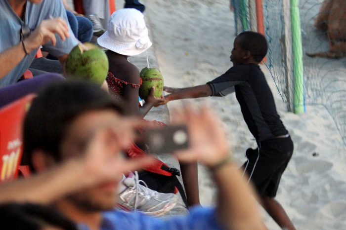 Filhos de Madonna praticam bodyboard em praia carioca. Veja as fotos!