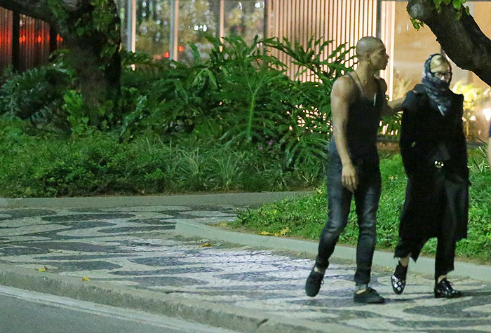 Apesar do calor do Rio, Madonna sai agasalhada com o namorado