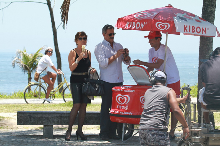 Oscar Magrini e Natalia do Vale se beijam em gravação de Salve Jorge