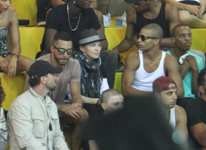 Madonna surpreende moradores da favela de Vigário Geral com sua visita