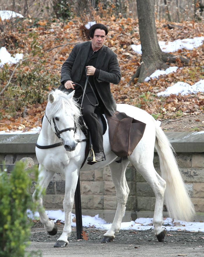 Colin Farrell roda cenas em cima de cavalo branco