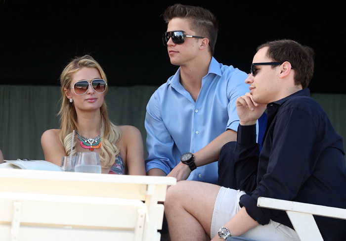Paris Hilton não desgruda do namorado durante passeio em Miami Beach