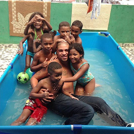 Adriano se diverte com criançada em piscina