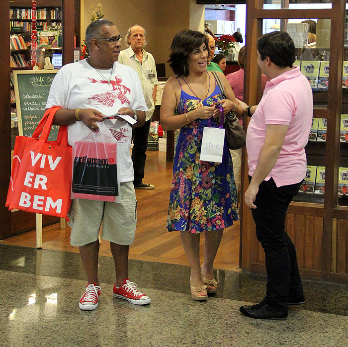 Gloria Pires compra livro e ganha presentinho