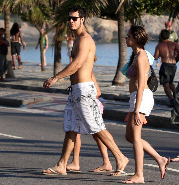 Sem camisa, Emiliano D’Ávila aparece com duas meninas na praia