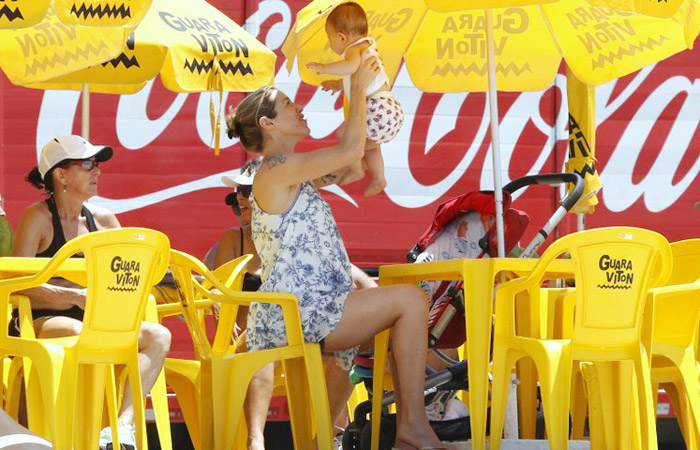 Luana Piovani brinca com Dom na praia