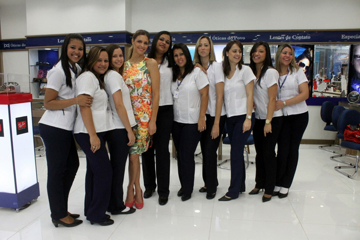 Fernanda Lima confere inauguração de ótica no Rio