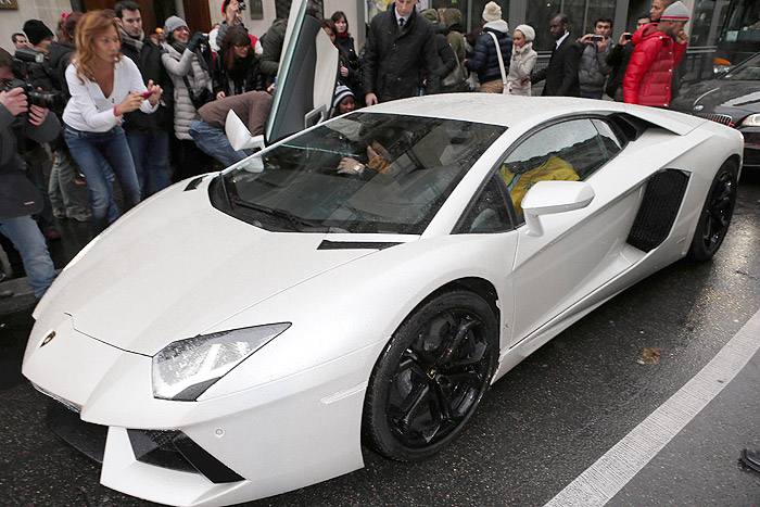 Chris Brown desfila com lamborghini em Paris