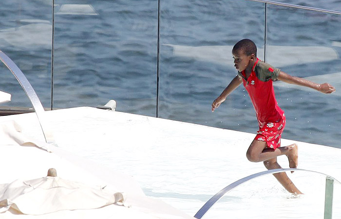 Filhos e Namorado de Madonna curtem piscina do hotel, no Rio