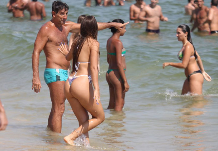 Renato Gaúcho passeia pela praia de mãos dadas com a filha Carolina