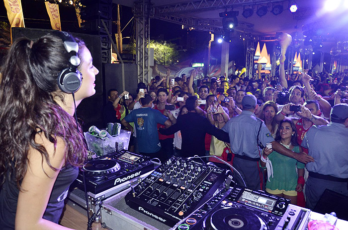 Ísis Valverde ataca de dj em carnaval fora de época