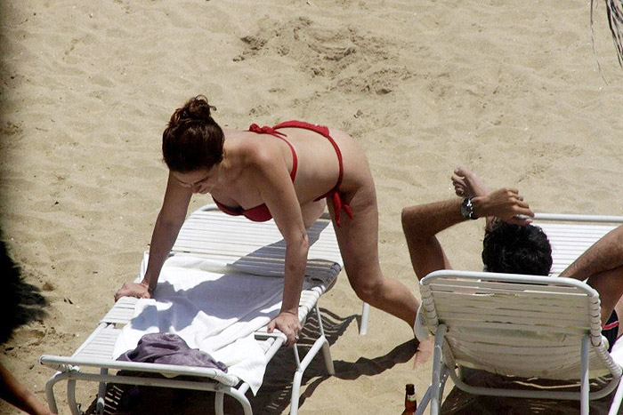 Giovanna Antonelli curte praia com o marido