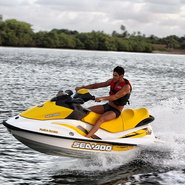 Gusttavo Lima posta foto pilotando um jet-ski