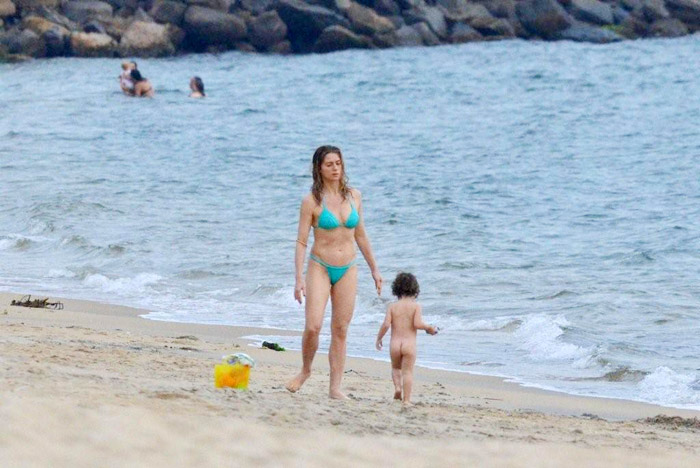 Letícia Spiller curte praia com a filha