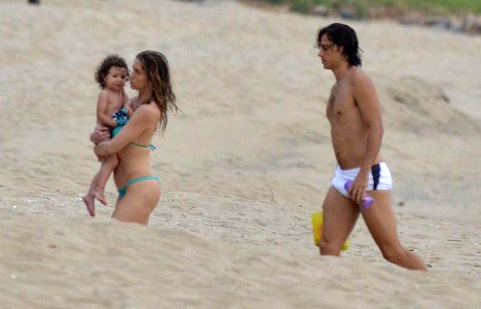 Letícia Spiller curte praia com a filha