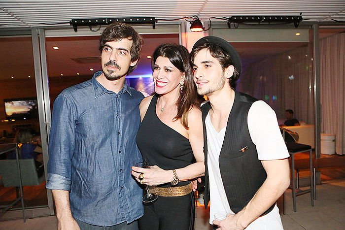 A aniversariante Alicinha Cavalcanti com Fiuk e Rodrigo Biondi em sua festa de aniversário