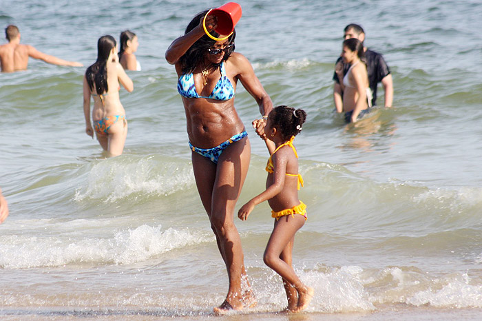 Glória Maria brinca com as filhas na praia