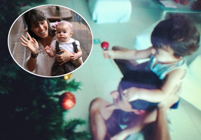 Fernanda Pontes monta árvore de natal ao lado da filha O Fuxico