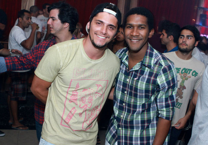 ~Bruno Gissoni e Miguel Rômulo curtem festa em boate carioca