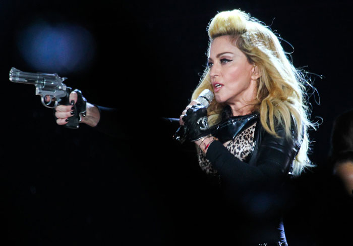 Madonna troca beijo quente com o namorado em show de Porto Alegre