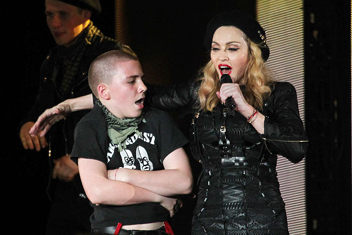 Madonna troca beijo quente com o namorado em show de Porto Alegre - Veja as Fotos