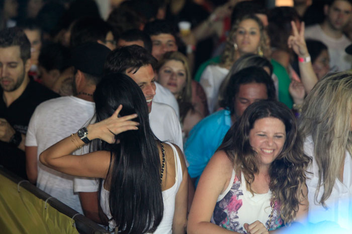 Henri Castelli curte Carnaval fora de época com morena