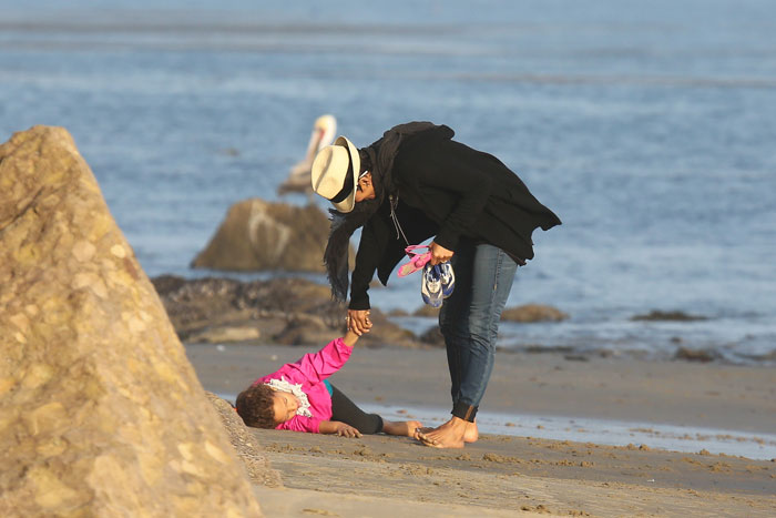 Filha de Halle Berry tropeça e cai em passeio na praia