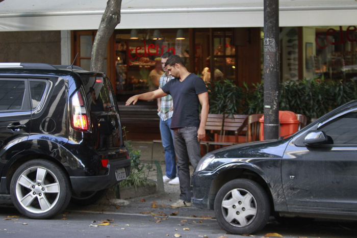 Cauã Reymond ajuda motorista a estacionar o carro no Leblon, no Rio