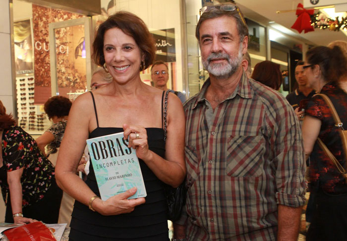 Maitê Proença prestigia lançamento de livro no Rio de Janeiro