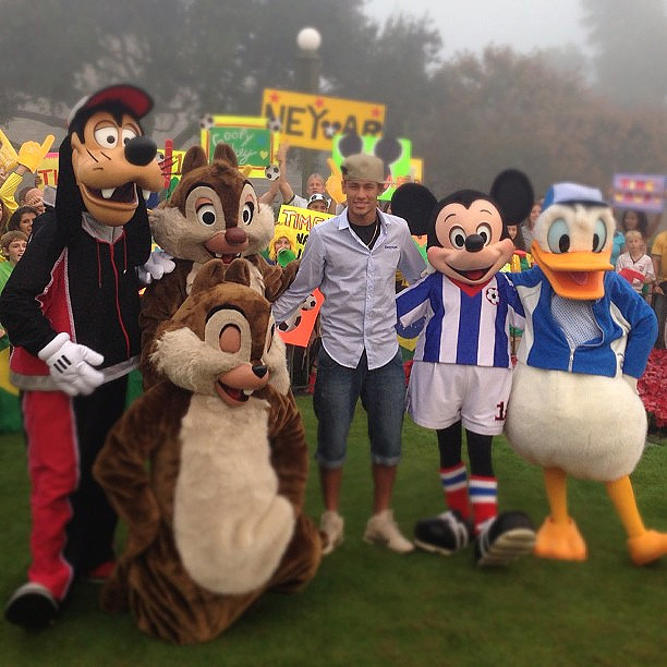 Na Disney, Neymar brinca com Mickey, Donald e Pateta