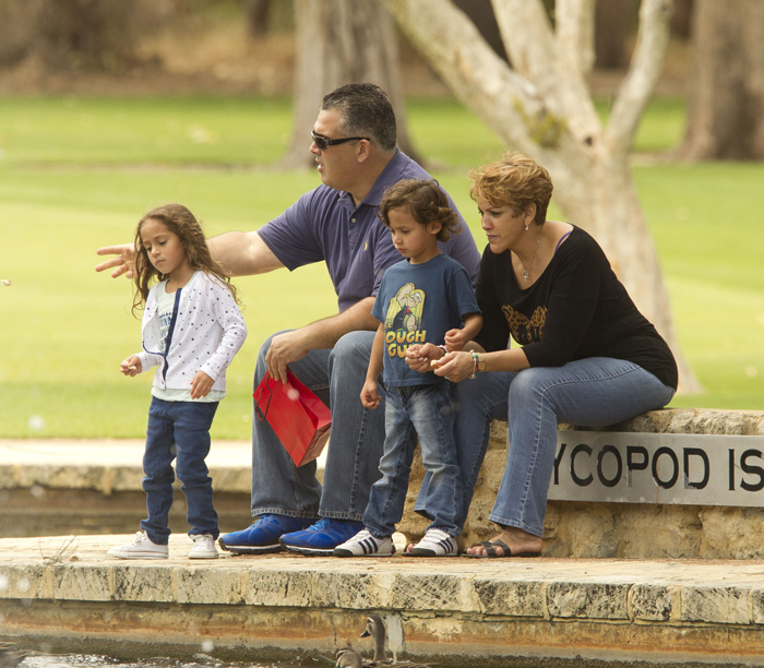 Filhos de Jennifer Lopez curtem parque com a avó, em Perth, Austrália