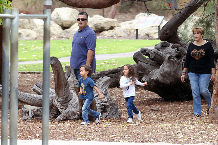 Filhos de Jennifer Lopez curtem parque com a avó, em Perth, Austrália