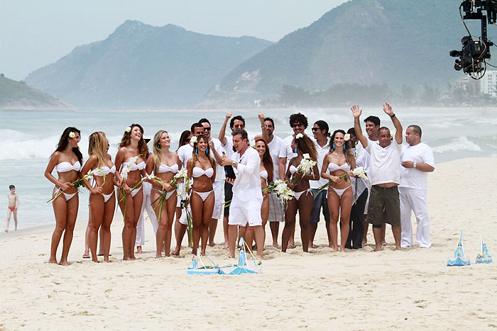 Luciano Huck faz oferenda à Iemanjá em gravação na praia