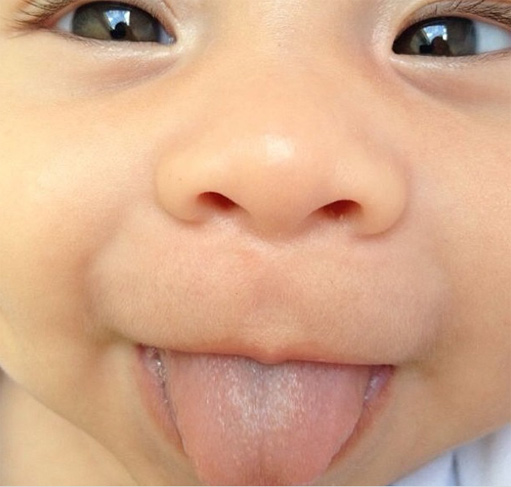 Filho de Dentinho e Dani Souza mostra a língua para foto