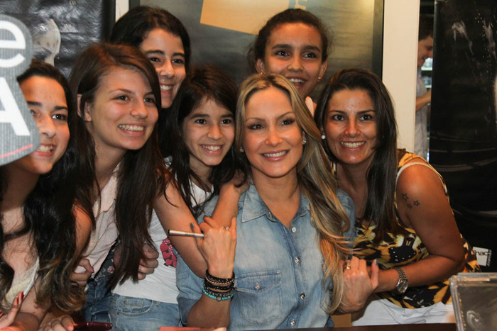 Claudia Leitte faz tarde de autógrafos para lançar DVD